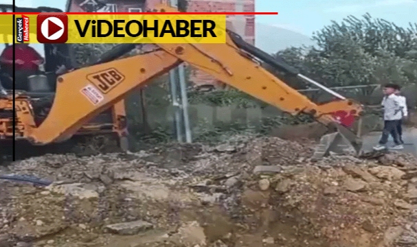 Gelin arabasının önünü kesen kepçe ‘yok artık’ dedirtti