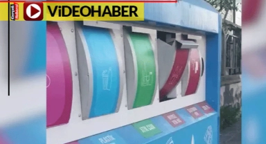 Geri dönüştürülebilir çöpleri ayrıştırdıklarını sandılar, içini görünce şaşırdılar