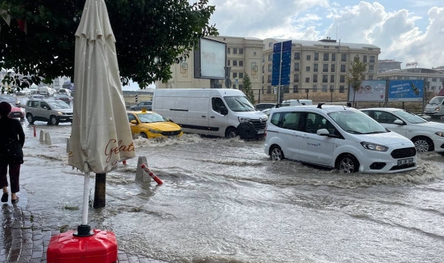 İstanbul'da kuvvetli sağanak etkili oldu: Valilik ve AFAD'dan uyarı