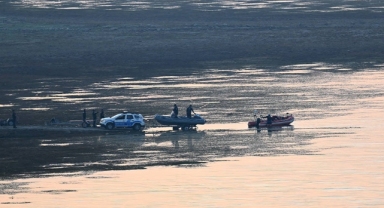 İzmir'de orman yangınına müdahale eden helikopter baraja düştü