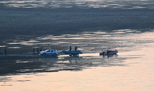 İzmir'de orman yangınına müdahale eden helikopter baraja düştü