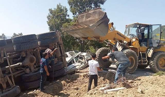 Kahramanmaraş'ta freni boşalan kamyon namaz kılanların arasına daldı: Ölü ve yaralılar var