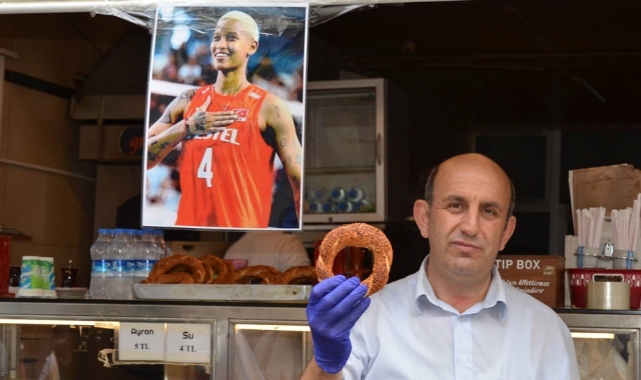 Kütahya’da Melissa Vargas'a ‘nazar değmesin’ diye simit dağıtıldı