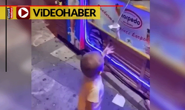 Maraş dondurma şakasına sinirlendi... Küçük çocuk dondurma dolabını böyle tekmeledi