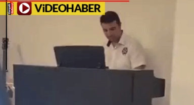 Mesai bitiminde piyano başına geçti... Dinleyicilerden beğeni topladı