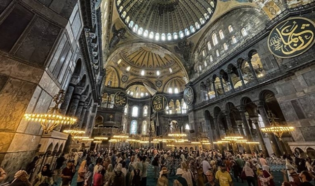 Prof. Dr. İlber Ortaylı, camiye çevrildikten sonra ziyaretçi sayısı artan Ayasofya için uyardı: Bu kadarını taşıyacak güçte değil!