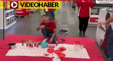 Şanlıurfa'da mağaza çalışanları yeni çıkan iPhone 15'i çiğ köfteyle kutladılar