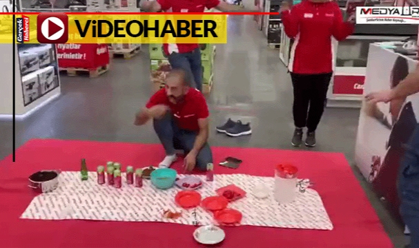 Şanlıurfa'da mağaza çalışanları yeni çıkan iPhone 15'i çiğ köfteyle kutladılar