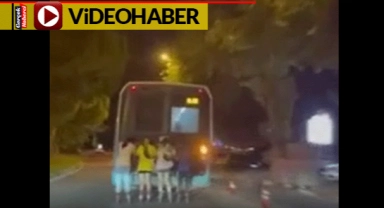 Yürekleri ağza getiren görüntüler... Patenli gençler hem kendilerini hem de trafiği tehlikeye attı