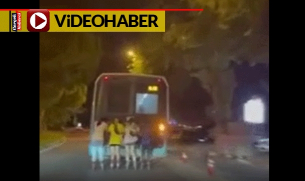 Yürekleri ağza getiren görüntüler... Patenli gençler hem kendilerini hem de trafiği tehlikeye attı