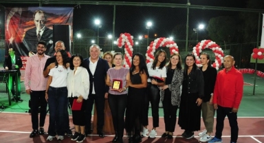 Balçova Cumhuriyet Tenis Turnuvası öğrencilere burs oldu