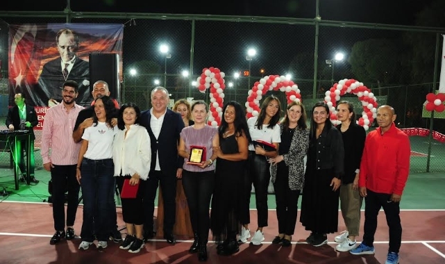 Balçova Cumhuriyet Tenis Turnuvası öğrencilere burs oldu