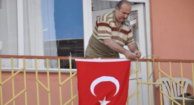"Bayrak Asan Fenomen Dayı" bu kez Cumhuriyetin 100. yılı için balkonda