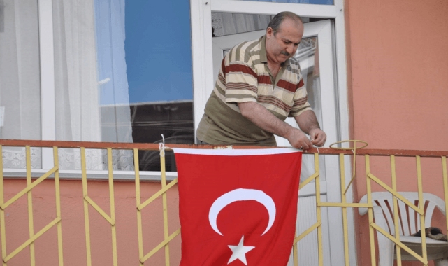 "Bayrak Asan Fenomen Dayı" bu kez Cumhuriyetin 100. yılı için balkonda
