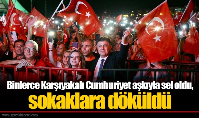 Binlerce Karşıyakalı Cumhuriyet aşkıyla sel oldu, sokaklara döküldü 