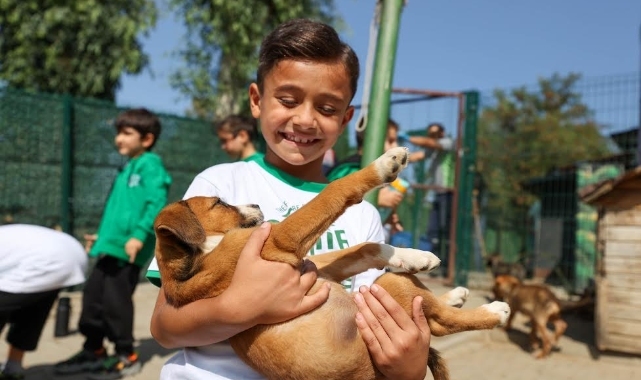 Buca Belediyesi miniklere hayvan sevgisi aşılıyor