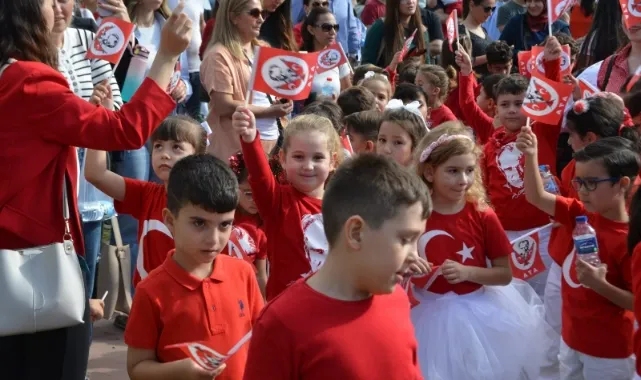 Cumhuriyet coşkusu, Zübeyde Hanım Eğitim Kurumları Buca kampüsünde yankılandı