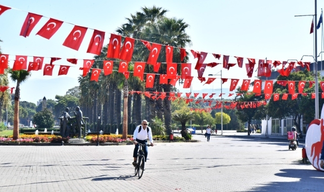 İzmir Cumhuriyet'in 100’üncü yıl kutlamalarına hazırlanıyor: 35 bin metrekare Türk bayraklarıyla donatıldı