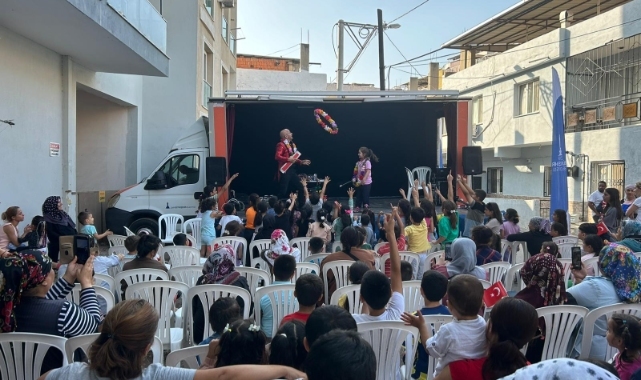 İzmirli minikler Cumhuriyet’in yeni yüzyılına ‘merhaba’ dedi