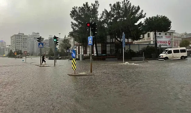 Meteorolojiden sel ve heyelan uyarısı