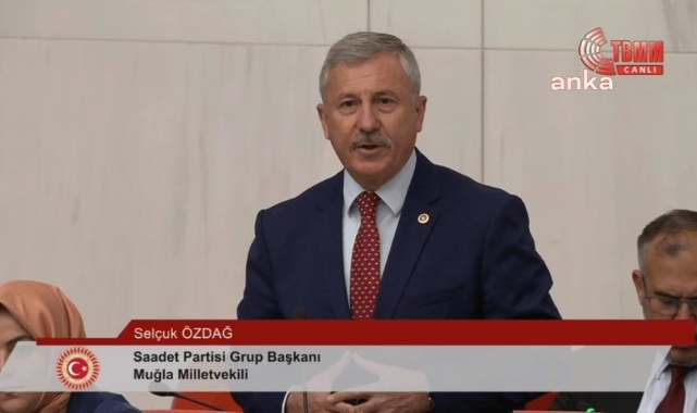 Saadet Partisi Grubu'ndan TBMM Genel Kurulu'nda oturarak protesto