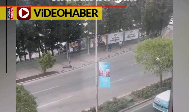 Sevgilisiyle kavga eden erkek billboarda kafa attı