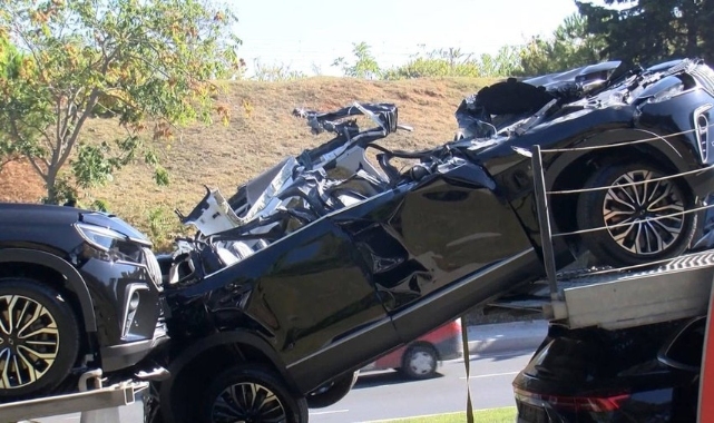 Togg'ları taşıyan TIR üst geçide takıldı: Araçlarda büyük hasar