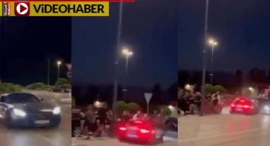 Akıl almaz olay... Şov yapan sürücü kalabalığın arasına daldı