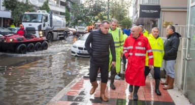 Başkan Soyer, deniz kabarmasının tsunami etkisi yarattığı Kordon’da