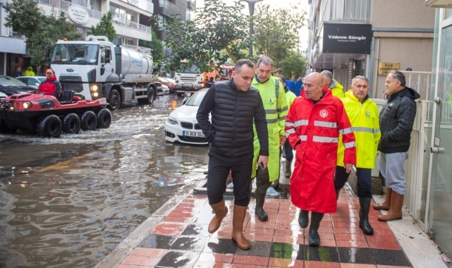 Başkan Soyer, deniz kabarmasının tsunami etkisi yarattığı Kordon’da