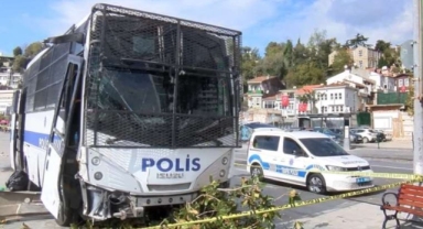 Çevik kuvvet otobüsü otomobile çarptı... 2 polis memuru yaralandı!