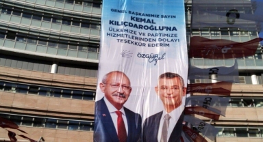 Devir teslim öncesi CHP Genel Merkezi'ne Özgür Özel imzalı dev pankart