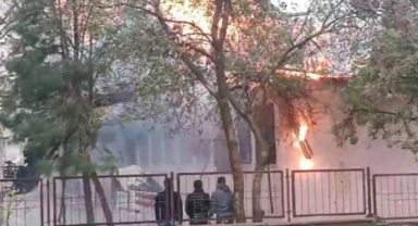 Diyarbakır'da okul çatısında yangın; 300 öğrenci tahliye edildi