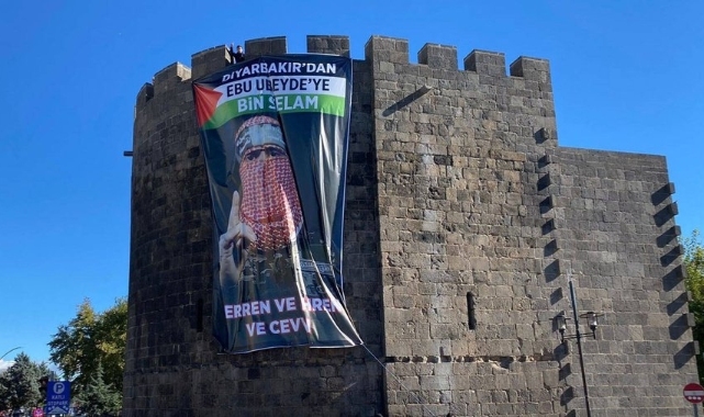 Diyarbakır surlarına kanadı İzzeddin el-Kassam Tugayları sözcüsünün pankartı asıldı