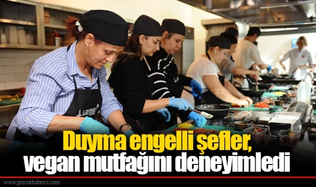 Duyma engelli şefler, vegan mutfağını deneyimledi
