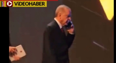 Erdoğan, kendisine gelen acil telefon nedeniyle sahneden indi