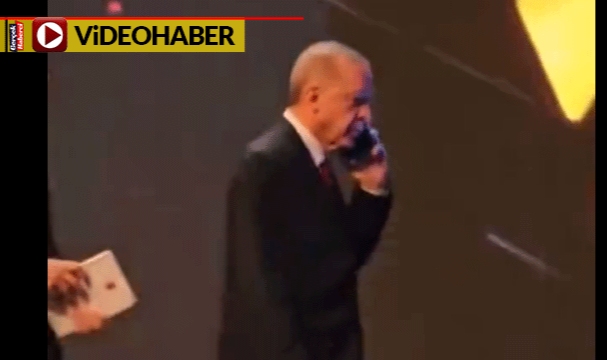 Erdoğan, kendisine gelen acil telefon nedeniyle sahneden indi