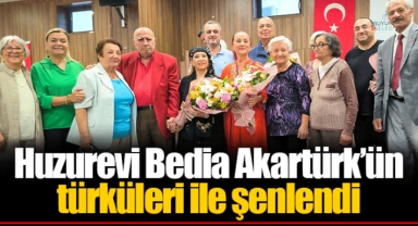 Huzurevi Bedia Akartürk’ün türküleri ile şenlendi
