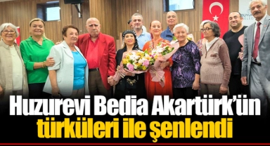 Huzurevi Bedia Akartürk’ün türküleri ile şenlendi