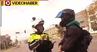 Trafik polisi ve motorcu arasında gülümseten diyalog
