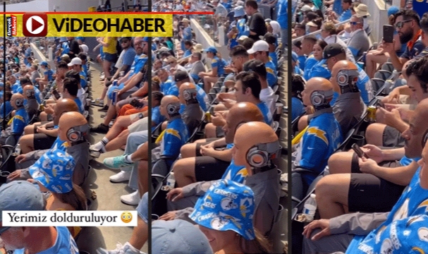 Yapay zeka robotlar, seyirciler arasında oturdu... Sadece onların telefona bakmadı