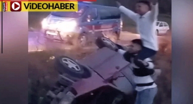 Araçla takla atıp ölümden döndüler, hayatta kalmayı böyle kutladılar