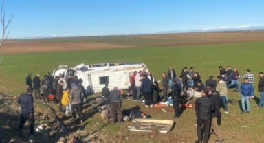 Diyarbakır’da yolcu minibüsü şarampole devrildi: 4’ü ağır 16 yaralı
