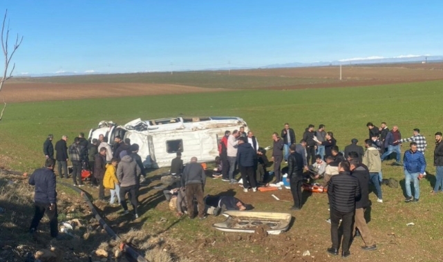 Diyarbakır’da yolcu minibüsü şarampole devrildi: 4’ü ağır 16 yaralı