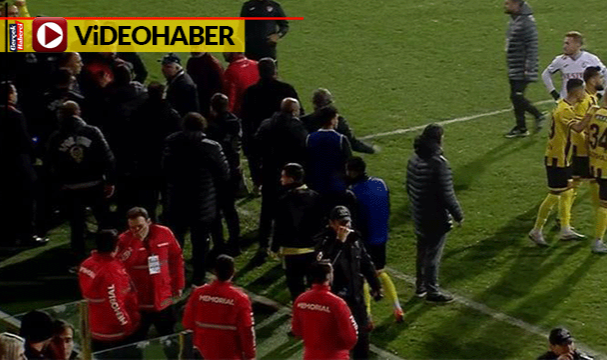 İstanbulspor sahadan çekildi! Oyuncular başkanı ikna etmeye çalıştı