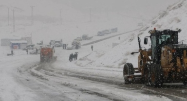Kar etkisini artırdı, vatandaşlar araçlarda mahsur kaldı