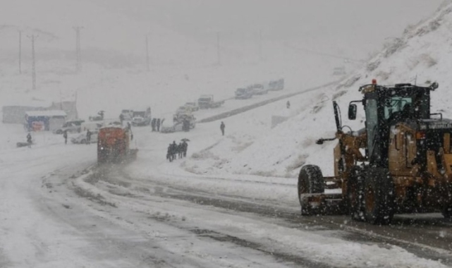 Kar etkisini artırdı, vatandaşlar araçlarda mahsur kaldı