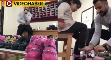 Köy öğretmeninden örnek davranış... Botları tek tek giydirdi
