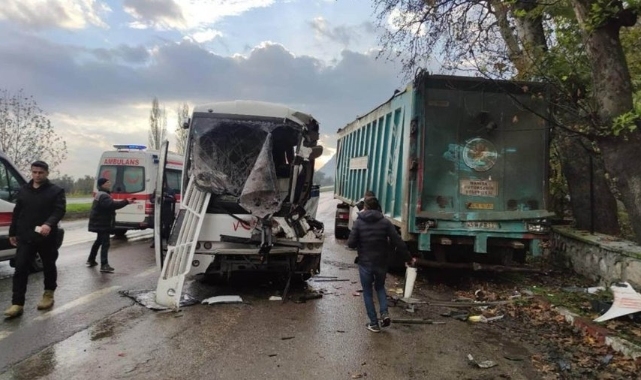 Manisa'da facia gibi kaza: 5'i ağır 17 yaralı