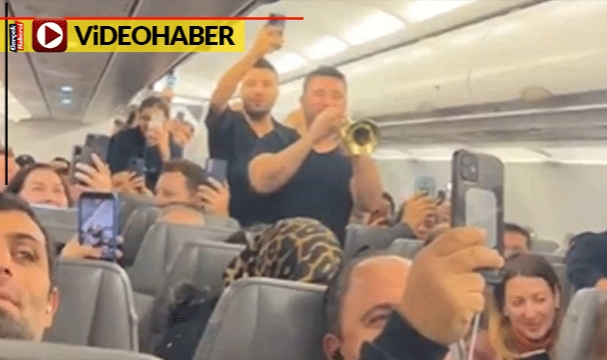 Rötar yapan uçakta sazlı sözlü eğlence
